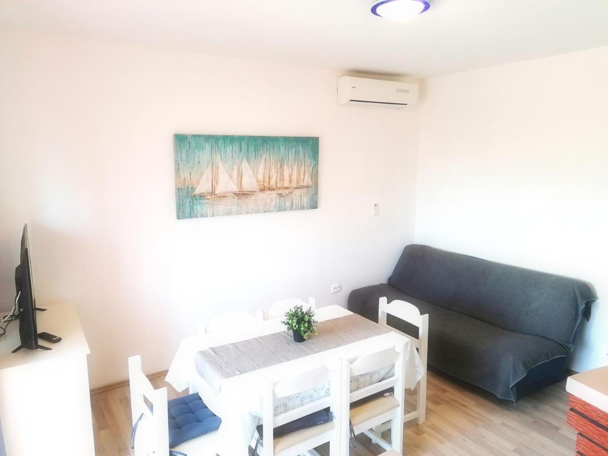 Family Apartments K&M Паг Екстер'єр фото